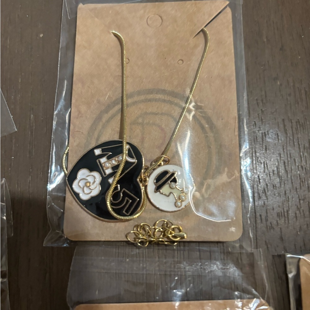 Lot of Assorted Fashion Earrings Sets with Black and White Designs - Picture 3 of 7